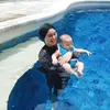 Irish Bella berenang bareng baby Air