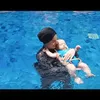 Irish Bella berenang bareng baby Air