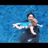 Irish Bella berenang bareng baby Air