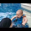 Irish Bella berenang bareng baby Air
