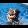 Irish Bella berenang bareng baby Air