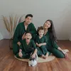 Kekompakan keluarga Ryan Delon pakai baju seragam