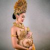 Lucinta Luna pun memilih memakai adat Bali sebagai tema pemotretannya.