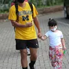 Potret gemas Cattleya dukung Ibnu Jamil main bola.