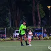 Potret gemas Cattleya dukung Ibnu Jamil main bola.