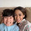 Potret hangat Melanie Putria dengan calon keluarganya.