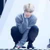 Jimin BTS jongkok bikin gemas