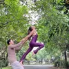 Potret Olla Ramlan acroyoga