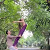 Potret Olla Ramlan acroyoga