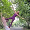 Potret Olla Ramlan acroyoga