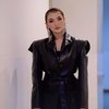 Mengenakan outfit serba hitam yang merupakan perpaduan leather coat, biker short, dan sepatu boots, Zaskia Gotik tampil secantik diva.