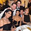 Tidak datang sebagai bridesmaid, Kim yang sudah lama bersahabat dengan Paris pun menjadi tamu spesial bersama sederet orang terdekat Paris, termasuk Nicole Richie.