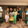 Ulang tahun ayah Rozak ke-59 dirayakan di salah satu hotel bintang lima di Jakarta. Beberapa anggota keluarga Ayu Ting Ting tampak datang memeriahkan momen bahagia ini.