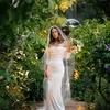 Penampilan Alana Hadid saat menikah