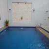 Sama seperti kebanyakan rumah artis, hunian mewah Ricky Perdana juga dilengkapi kolam renang berukuran 3x6 meter dengan konsep ala-ala Santorini.