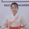 Leader SECRET NUMBER, Lea, terlihat kalem dengan senyum manisnya saat membungkukkan badan untuk menyapa fans sebagai ritual penghormatan khas tahun baru di Korea Selatan.