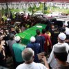 Pemakaman Vanessa Angel dan Bibi Ardiansyah yang dilaksanakan Jumat (5/11) di TPU Islam Malaka pukul 09.00 WIB dihadiri tak hanya oleh keluarga, tapi juga kerabat, sahabat, dan warga setempat.