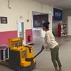 Potret Sophia Latjuba operasikan pallet jack