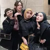 Potret Syahrini Nonton Konser Cakra Khan di Singapura