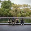 Potret The Dudas Minus One nikmati waktu di pinggir danau New York City