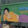 Bahkan, wajah Jelita juga digambarkan dalam salah satu mural truk di film-nya loh. Totalitas banget!
