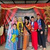 Di hari wisuda Syifa, Ayu Ting Ting dan keluarga kompak mendampingi sang adik yang baru lulus kuliah dengan berdandan khas keluarga Betawi.