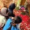 Aaliyah Massaid Bagikan Foto di makam Vidi