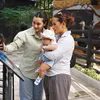 Zahwa menggendong anak Aaliyah Massaid