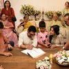 Aamir Khan menulis di buku pencatatan pernikahan