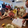 Aamir Khan pakai baju putih