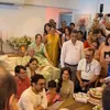 Aamir Khan dan Gauri lesehan di lantai