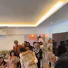 Aamir Khan dan Gauri berpelukan