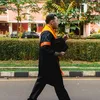 Abe berjalan pakai toga wisuda