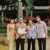 Abe foto bersama pacar dan sahabat