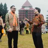Abe pakai batik dan selempang wisuda