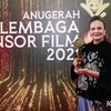 Christine Hakim memperoleh penghargaan di kategori Lifetime Achievement untuk pelaku perfilman Indonesia. Wanita kelahiran Jambi ini memulai karir dan dedikasinya di dunia film Tanah Air sejak tahun 70-an. 