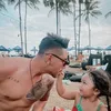Suami Pedangdut Momong Anak