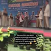 Adam berpose setelah menerima simbolisme wisuda hafalan juz 30