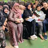 Shireen Sungkar, Teuku Wisnu dan keluarga duduk di barisan tamu saat hadiri wisuda Adam