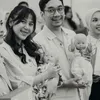 Adinda Thomas Gendong Boneka Bayi