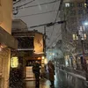 Suasana area perkotaan Jepang saat malam hari di musim dingin.