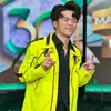 Afan pakai jaket kuning