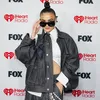 Agnez Mo pakai kacamata