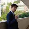 Lee Je Hoon Pakai Jas