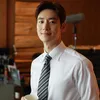 Lee Je Hoon Pakai Kemeja Putih