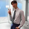 Lee Je Hoon V Sign