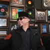 Ahmad Dhani pakai kacamata hitam