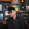 Ahmad Dhani pakai kopiah hitam