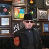 Ahmad Dhani duduk pakai baju hitam