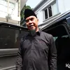 Ahmad Dhani keluar mobil
